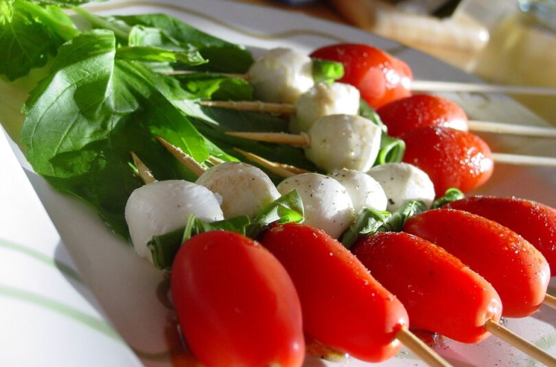 La Mejor Ensalada Caprese en Brochetas – Receta Fácil de Aperitivo Saludable
