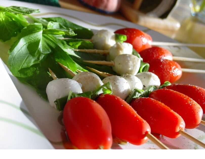 La Mejor Ensalada Caprese en Brochetas – Receta Fácil de Aperitivo Saludable